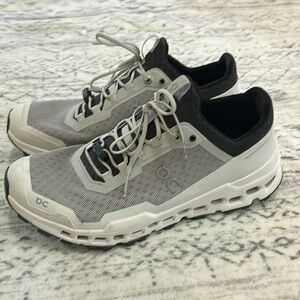 Women’s on cloud running shoes, size 10